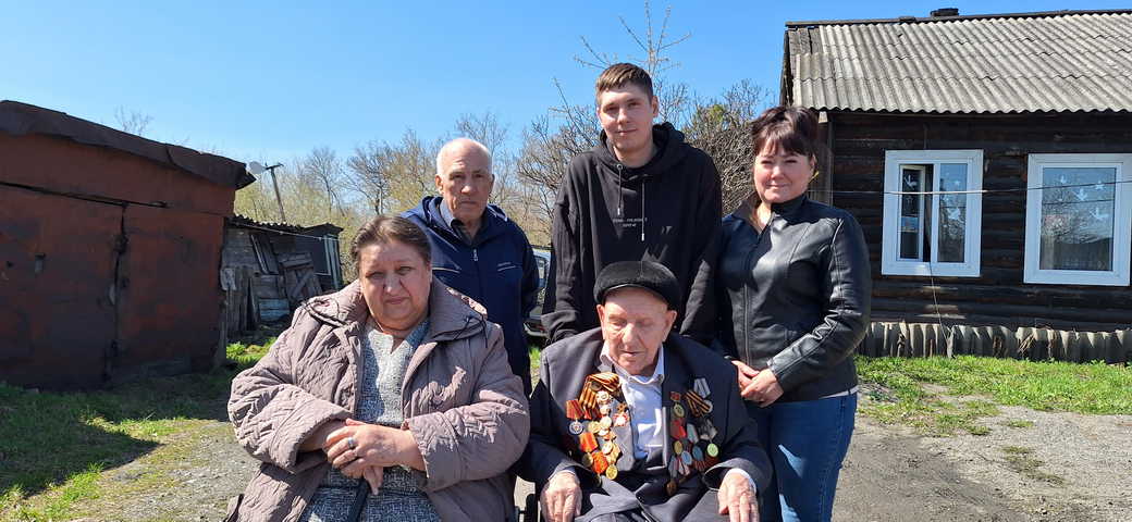 Прокопьевск. Сахапов Руслан и Котов Юрий навестили ветерана Великой Отечественной войны Бакулина Игната Ивановича Прокопьевск. Сахапов Руслан и Котов Юрий навестили ветерана Великой Отечественной войны Бакулина Игната Ивановича