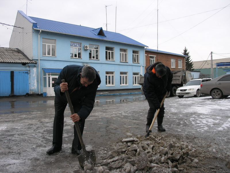 Прокопьевский Водоканал принял участие в субботнике по уборке снега