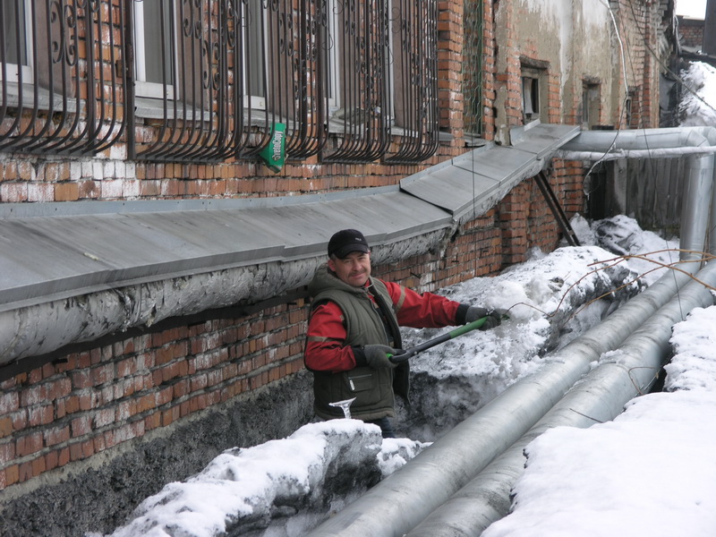 Прокопьевский Водоканал принял участие в субботнике по уборке снега