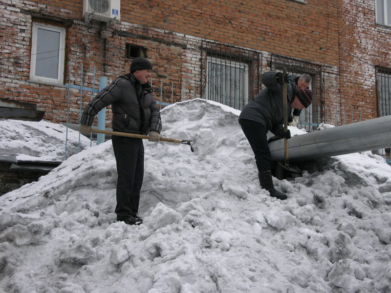 Прокопьевский Водоканал принял участие в субботнике по уборке снега