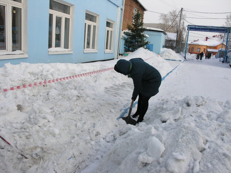 Сотрудники управления АО «ПО Водоканал» приняли участие в областной акции по уборке снега